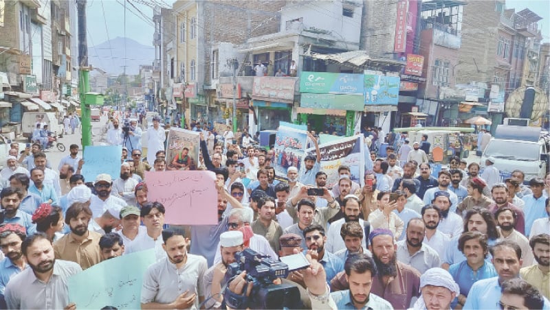  People gather at Nishat Chowk aganist the Swat River tragedy. &mdash; Dawn 
