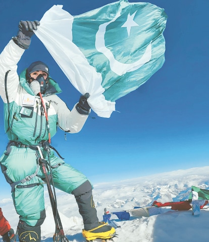Naila Kiani atop Mt Kanchenjunga