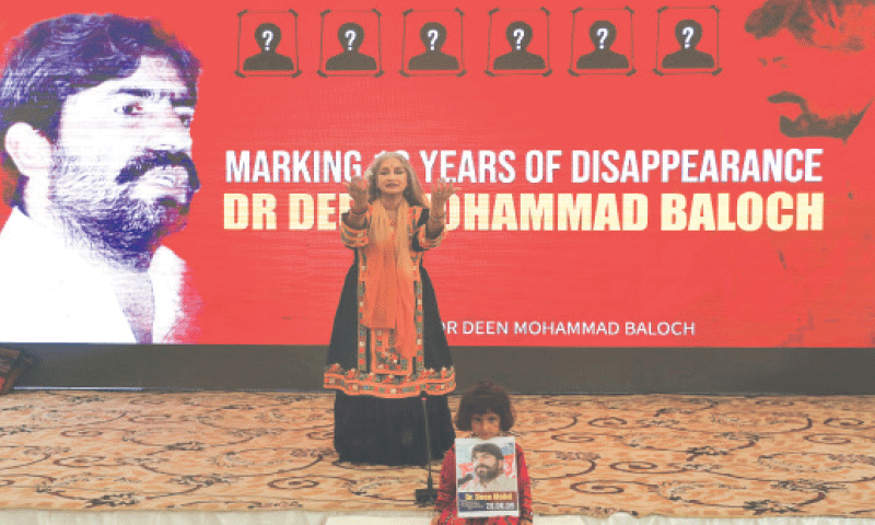 classical dancer Sheema Kermani pays tribute to the women in the families of missing persons as Mehtab, a cousin of Sammi Deen and Mehlab Baloch, holds her missing uncle&rsquo;s photograph at the seminar.&mdash;Shakil Adil / White Star