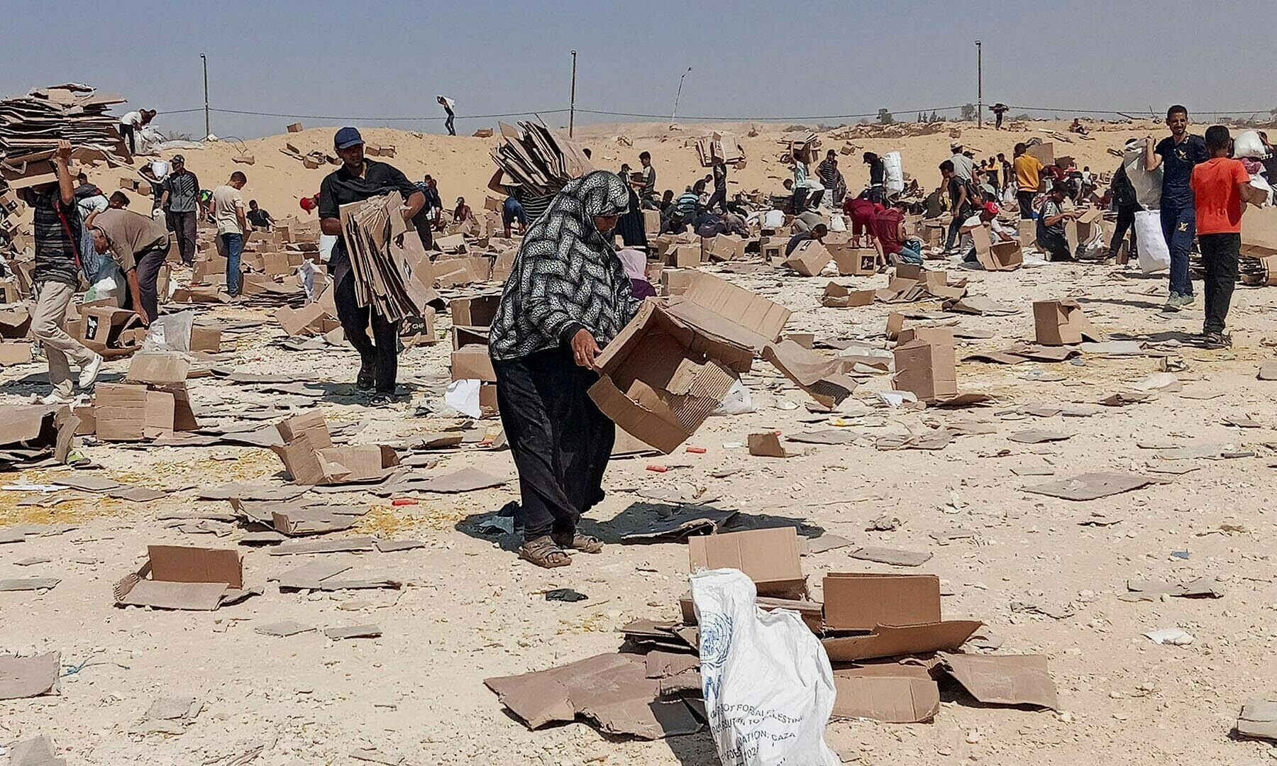 صرف ایک ماہ میں جی ایچ ایف کے امدادی مراکز کے قریب اسرائیلی فائرنگ سے 600 فلسطینی جاں بحق اور 4200 سے زائد زخمی ہو چکے ہیں — فوٹو: رائٹرز صرف ایک ماہ میں جی ایچ ایف کے امدادی مراکز کے قریب اسرائیلی فائرنگ سے 600 فلسطینی جاں بحق اور 4200 سے زائد زخمی ہو چکے ہیں — فوٹو: رائٹرز