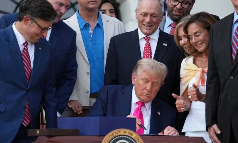 حکومتی پروگرامز میں تبدیلیوں سے تقریباً 1.2 کروڑ امریکی صحت کی کوریج سے محروم ہو سکتے ہیں — فوٹو: رائٹرز حکومتی پروگرامز میں تبدیلیوں سے تقریباً 1.2 کروڑ امریکی صحت کی کوریج سے محروم ہو سکتے ہیں — فوٹو: رائٹرز