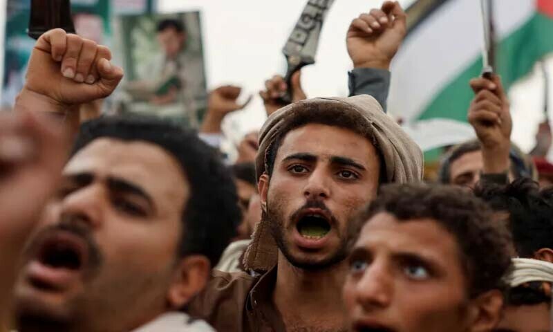یمن کے دارالحکومت صنعا میں شہری اسرائیل کی غزہ پر جارحیت کیخلاف احتجاج میں شریک ہیں — فوٹو: رائٹرز یمن کے دارالحکومت صنعا میں شہری اسرائیل کی غزہ پر جارحیت کیخلاف احتجاج میں شریک ہیں — فوٹو: رائٹرز