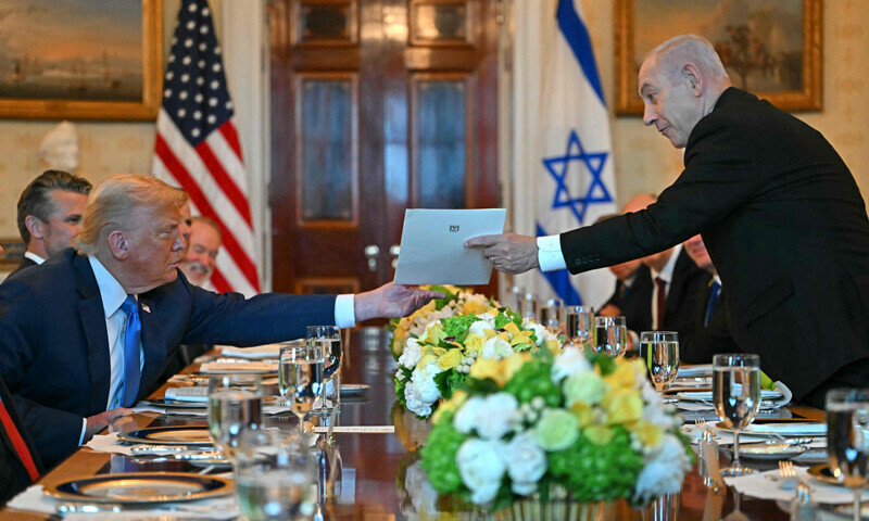 نیتن یاہو نے نوبیل انعام کیلئے نامزدگی کیلئے کمیٹی کو ارسال کردہ خط ٹرمپ کو پیش کیا &mdash; فوٹو: اے ایف پی