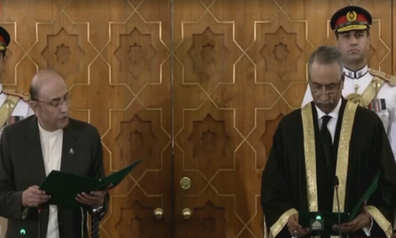 صدر مملکت آصف زرداری نے جسٹس سرفراز ڈوگر سے اسلام آباد ہائیکورٹ کے چیف جسٹس کا حلف لیا
&mdash;فوٹو: ڈان نیوز