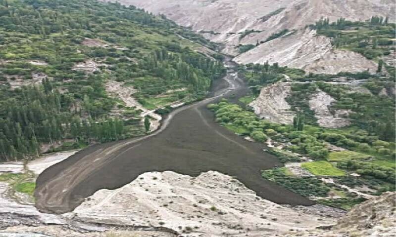 گزشتہ ہفتے چلاس میں درجہ حرارت 48.5 ڈگری ریکارڈ کیا گیا، جو 1997 کے بعد سب سے زیادہ ہے — فوٹو: ڈان گزشتہ ہفتے چلاس میں درجہ حرارت 48.5 ڈگری ریکارڈ کیا گیا، جو 1997 کے بعد سب سے زیادہ ہے — فوٹو: ڈان