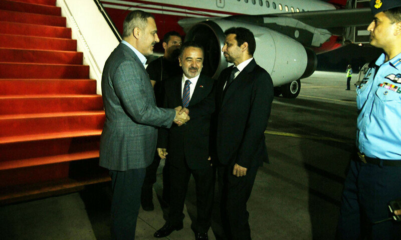 وزارت خارجہ کے ایڈیشنل سیکریٹری برائے مغربی ایشیا سفیر سید علی اسد گیلانی نے ترک وزرا کا استقبال کیا — فوٹو: پی آئی ڈی وزارت خارجہ کے ایڈیشنل سیکریٹری برائے مغربی ایشیا سفیر سید علی اسد گیلانی نے ترک وزرا کا استقبال کیا — فوٹو: پی آئی ڈی