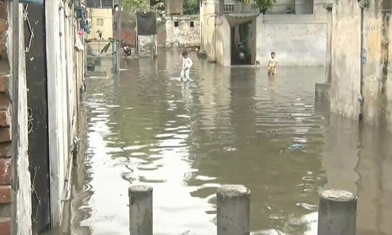 لاہور میں بارش تھم گئی، متعدد علاقوں سے پانی نکالنے کے اقدامات نہیں کیے جاسکے۔
—فوٹو: ڈان نیوز لاہور میں بارش تھم گئی، متعدد علاقوں سے پانی نکالنے کے اقدامات نہیں کیے جاسکے۔
—فوٹو: ڈان نیوز