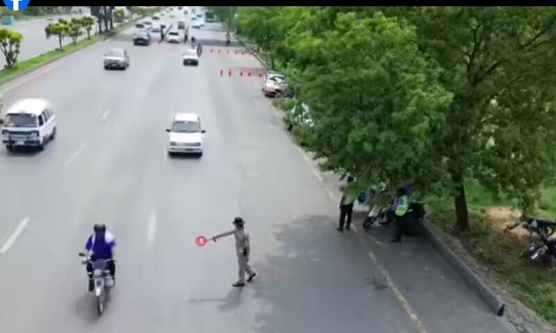 اگلے مرحلے میں تمام سیکٹرز اور دیگر شاہراہوں پر بھی یہ ٹیکنالوجی استعمال ہوگی
— فوٹو: اسکرین گریب اگلے مرحلے میں تمام سیکٹرز اور دیگر شاہراہوں پر بھی یہ ٹیکنالوجی استعمال ہوگی
— فوٹو: اسکرین گریب