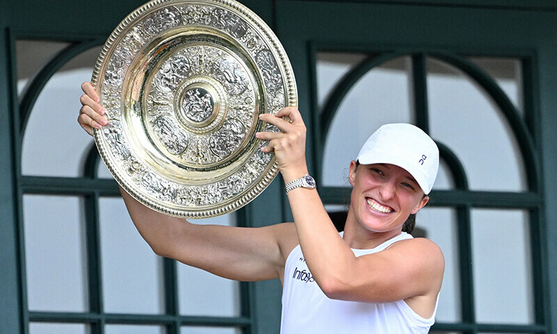 Poland’s Iga Swiatek celebrates with the winner’s trophy, the Venus Rosewater Dish, as she shows it to the crowd from the Centre Court balcony after winning her women’s singles final tennis match against US player Amanda Anisimova on the thirteenth day of the 2025 Wimbledon Championships at The All England Lawn Tennis and Croquet Club in Wimbledon, southwest London, UK, July 12. — AFP