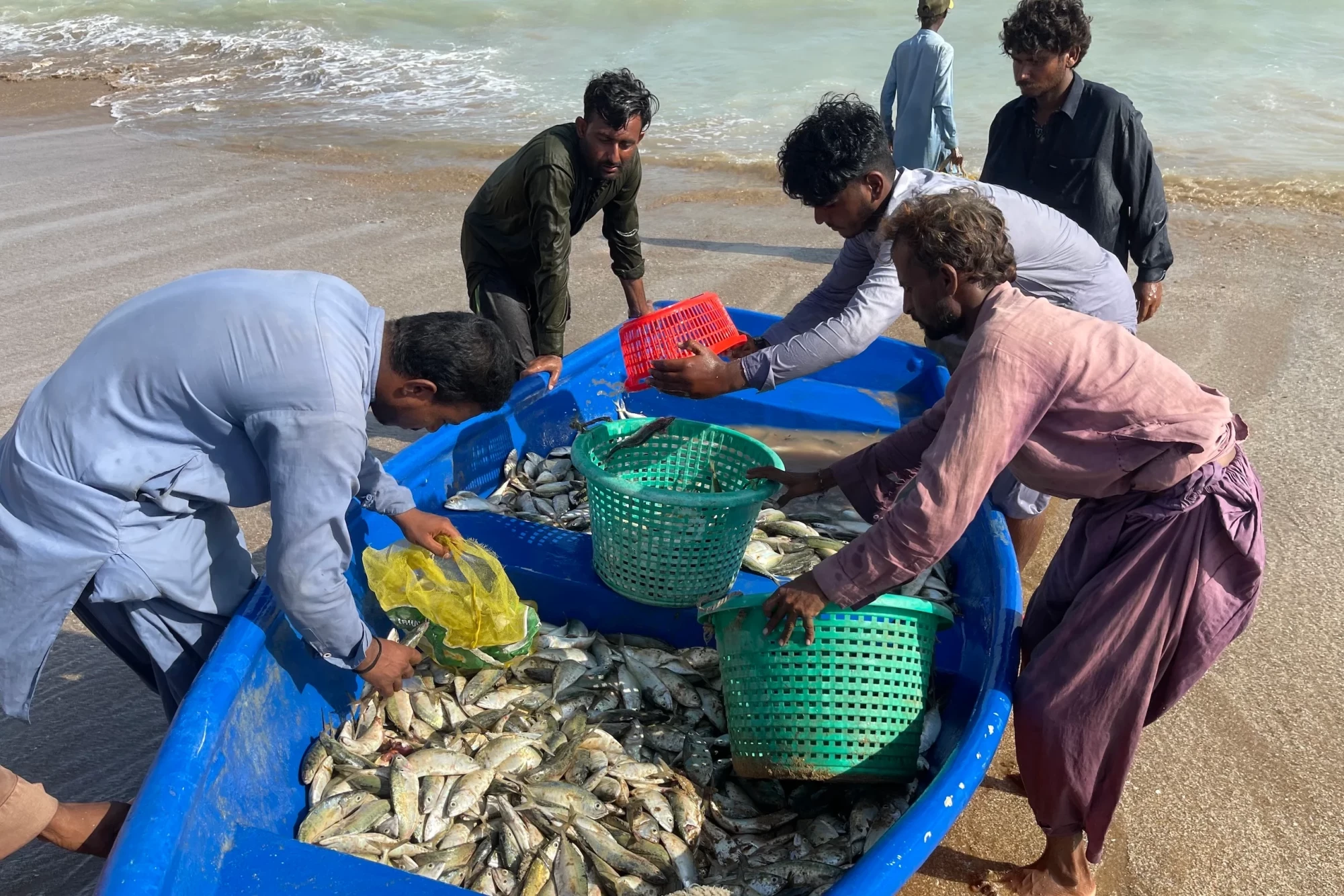  Before the conflict, fishers of Indian mackerel and other fish in Balochistan often powered their boats using illegally imported, easily accessible Iranian fuel (Image: Abdul Rahim) 