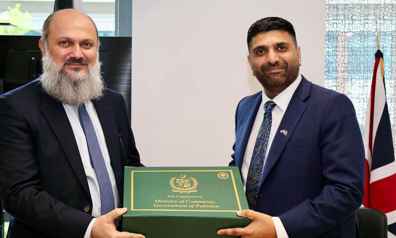 وفاقی وزیر تجارت جام کمال خان نے لندن میں ملاقات کے دوران برطانوی وزیر لارڈ واجد خان کو سونیئر پیش کیا — فوٹو: پی آئی ڈی وفاقی وزیر تجارت جام کمال خان نے لندن میں ملاقات کے دوران برطانوی وزیر لارڈ واجد خان کو سونیئر پیش کیا — فوٹو: پی آئی ڈی