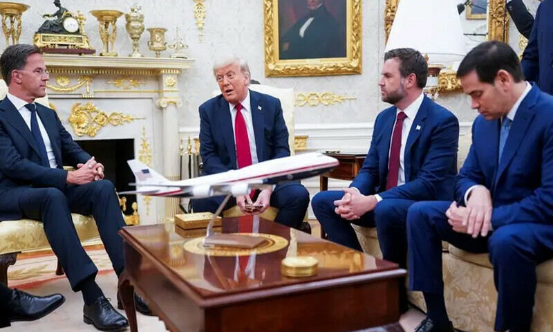 امریکی صدر ڈونلڈ ٹرمپ، نائب صدر جے ڈی وینس اور وزیر خارجہ مارکو روبیو کے ہمراہ وائٹ ہاؤس میں نیٹو کے سیکرٹری جنرل مارک روٹے سے ملاقات کر رہے ہیں۔ فوٹو: رائٹرز امریکی صدر ڈونلڈ ٹرمپ، نائب صدر جے ڈی وینس اور وزیر خارجہ مارکو روبیو کے ہمراہ وائٹ ہاؤس میں نیٹو کے سیکرٹری جنرل مارک روٹے سے ملاقات کر رہے ہیں۔ فوٹو: رائٹرز