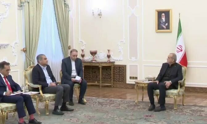 ایرانی صدر نے کہا کہ مسلم ممالک اہمیت سمجھ جائیں تو اسرائیل کے خلاف متحدہ محاذ قائم کیا جاسکتا ہے — فوٹو: ڈان نیوز ایرانی صدر نے کہا کہ مسلم ممالک اہمیت سمجھ جائیں تو اسرائیل کے خلاف متحدہ محاذ قائم کیا جاسکتا ہے — فوٹو: ڈان نیوز