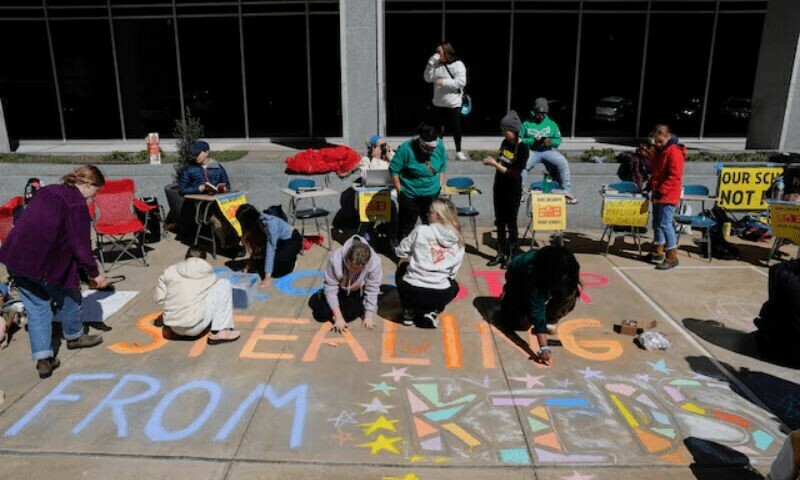 ٹرمپ نے وزیر تعلیم لنڈا میک میہن کو ہدایت دی تھی کہ وہ خود کو بے روزگار کرنے کی تیاری کریں &mdash; فوٹو: رائٹرز