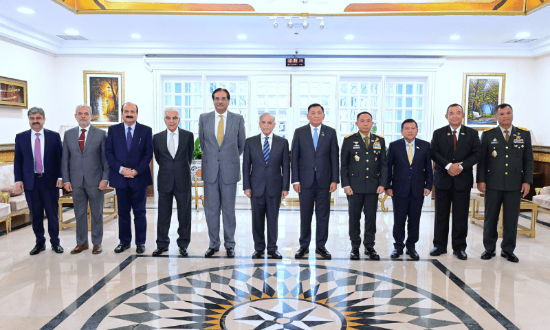 Prime Minister Shehbaz Sharif in a group photo with the delegation led by Indonesian Minister for Defence Lt Gen (R) Syafrie Samsudin. — X/@GovtofPakistan