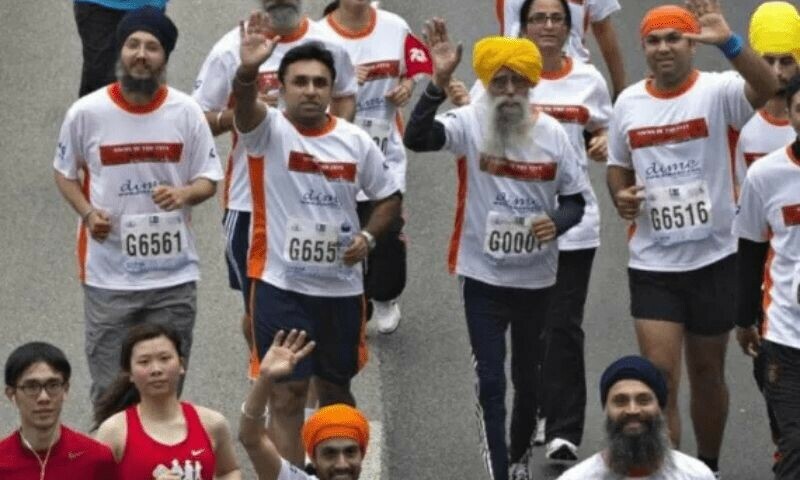وہ 100 سال کی عمر تک 42 کلومیٹر پر مشتمل مکمل میراتھن ریس میں حصہ لیتے رہے — فوٹو: رائٹرز