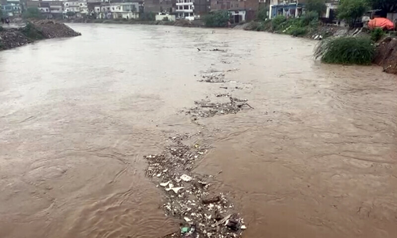 نالہ لئی میں کٹاریاں کے مقام پر پانی کی سطح21 فٹ اور گوالمنڈی کے مقام پر 20 فٹ تک پہنچ گئی— فوٹو: ڈان نیوز
