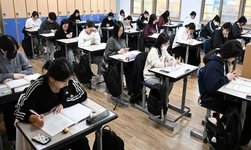 سیئول میں کالج انٹری ٹیسٹ میں انگریزی سننے کے دوران جہازوں کی پروازیں بھی روک دی جاتی ہیں۔
—فائل فوٹو: بشکریہ بی بی سی سیئول میں کالج انٹری ٹیسٹ میں انگریزی سننے کے دوران جہازوں کی پروازیں بھی روک دی جاتی ہیں۔
—فائل فوٹو: بشکریہ بی بی سی