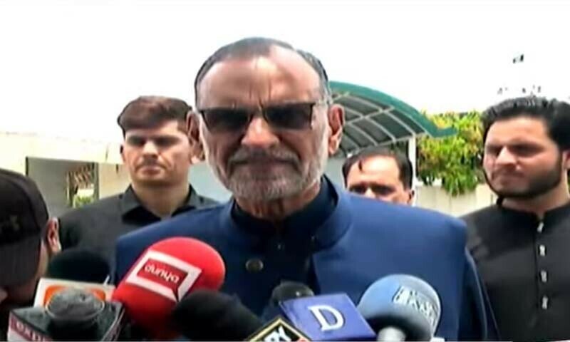 اعظم سواتی نے مکان کی فروخت کی دستاویزات نیب کے حوالے کیں۔
—فوٹو: اسکرین گریب/فیس بک اعظم سواتی نے مکان کی فروخت کی دستاویزات نیب کے حوالے کیں۔
—فوٹو: اسکرین گریب/فیس بک