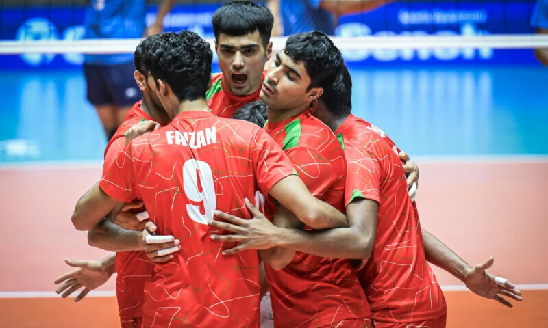 Pakistan U-16 Men’s Volleyball team celebrates in the semi-final against India at Asian Men’s U-16 Volleyball Championship being held in Nakhon Phanom, Thailand. — Instagram/Pakistan Volleyball Federation