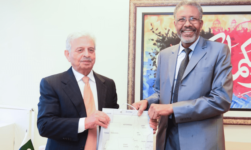 Federal Minister Rana Tanveer Hussain and Sudanese Ambassador H.E. Salih Mohamed Ahmed Mohamed Siddig exchange
souvenirs after bilateral meeting in Islamabad on 18 July 2025. — PID