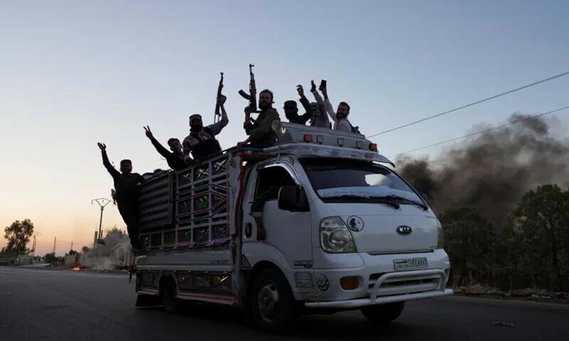 اسرائیلی عہدیدار نے بتایا کہ شامی فورسز کو محدود داخلے کی اجازت اگلے 48 گھنٹوں کیلئے دی ہے۔
—فوٹو: رائٹرز اسرائیلی عہدیدار نے بتایا کہ شامی فورسز کو محدود داخلے کی اجازت اگلے 48 گھنٹوں کیلئے دی ہے۔
—فوٹو: رائٹرز