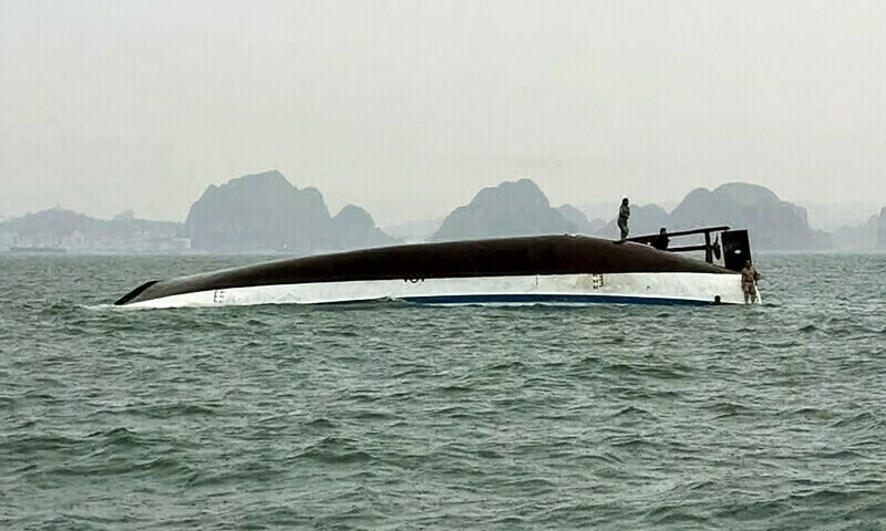 دوپہر کو آسمان سیاہ ہو گیا، پاؤں جتنے بڑے اولے، شدید بارش، گرج چمک اور بجلی کا طوفان تھا۔
—فوٹو: اے ایف پی دوپہر کو آسمان سیاہ ہو گیا، پاؤں جتنے بڑے اولے، شدید بارش، گرج چمک اور بجلی کا طوفان تھا۔
—فوٹو: اے ایف پی