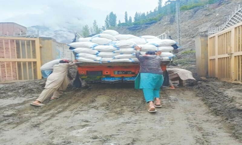 حکام کو خدشہ ہے کہ مزید تاخیر ہوئی تو گلگت بلتستان کو غذائی ایمرجنسی کا سامنا کرنا پڑ سکتا ہے۔
&mdash;فوٹو: ڈان