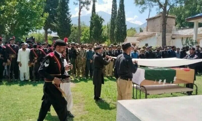 شہید اہلکار کی نماز جنازہ پولیس لائنز چلاس میں ادا کی گئی — فوٹو: امتیاز علی تاج شہید اہلکار کی نماز جنازہ پولیس لائنز چلاس میں ادا کی گئی — فوٹو: امتیاز علی تاج