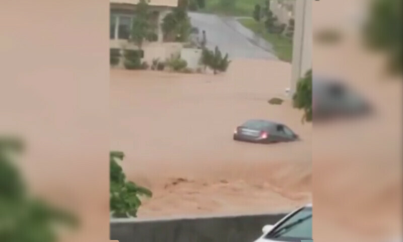 والد اور بیٹی کی تلاش کیلئے فوج کا ہیلی کاپٹر بھی ریسکیو میں شریک ہے۔
—فوٹو: ڈان نیوز والد اور بیٹی کی تلاش کیلئے فوج کا ہیلی کاپٹر بھی ریسکیو میں شریک ہے۔
—فوٹو: ڈان نیوز