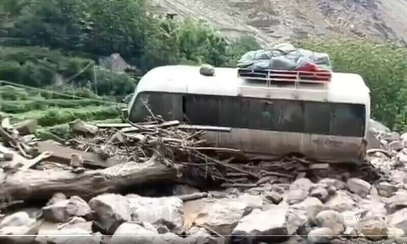 گلگت میں گلیشیئر پھٹنے اور طوفانی بارشوں سے سیلابی صورت حال ہے۔
—فوٹو: اسکرین گریب گلگت میں گلیشیئر پھٹنے اور طوفانی بارشوں سے سیلابی صورت حال ہے۔
—فوٹو: اسکرین گریب