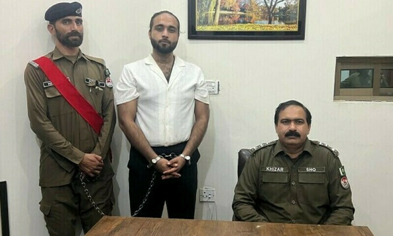 میڈیا رپورٹس میں دعویٰ کیا گیا کہ موسیٰ مانیکا اور ملازم کے اہلخانہ کے درمیان صلح کے بعد ضمانت ہوئی۔
— فائل فوٹو: پاکپتن پولیس میڈیا رپورٹس میں دعویٰ کیا گیا کہ موسیٰ مانیکا اور ملازم کے اہلخانہ کے درمیان صلح کے بعد ضمانت ہوئی۔
— فائل فوٹو: پاکپتن پولیس