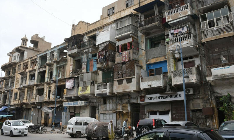 A photo of an old building in Karachi. &mdash; Anadolu