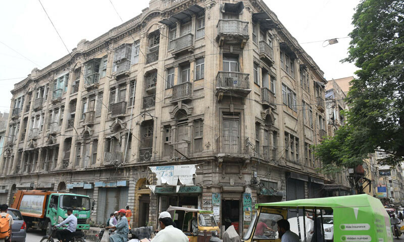A photo of an old building in Karachi. &mdash; Anadolu