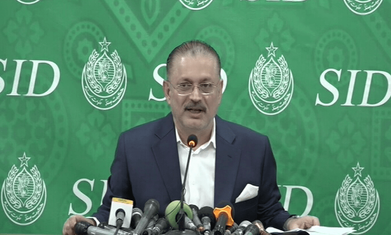 سینئر وزیر نے کراچی کے اہم ترقیاتی منصوبوں کی جلد تکمیل پر بھی بات کی۔
—فوٹو: ڈان نیوز سینئر وزیر نے کراچی کے اہم ترقیاتی منصوبوں کی جلد تکمیل پر بھی بات کی۔
—فوٹو: ڈان نیوز