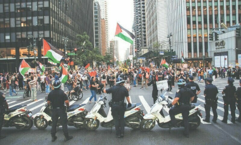 نیو یارک میں اسرائیلی قونصلیٹ کے قریب مظاہرین غزہ میں مظالم کیخلاف احتجاج میں شریک ہیں — فوٹو: رائٹرز نیو یارک میں اسرائیلی قونصلیٹ کے قریب مظاہرین غزہ میں مظالم کیخلاف احتجاج میں شریک ہیں — فوٹو: رائٹرز