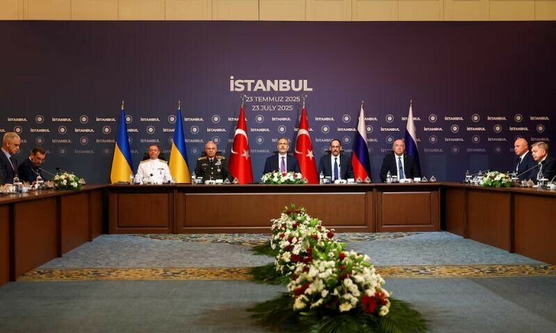 کریملن کے ترجمان دمتری پیسکوف نے صحافیوں کو بتایا کہ یقیناً کوئی بھی آسان راستے کی توقع نہیں رکھتا — فوٹو: رائٹرز کریملن کے ترجمان دمتری پیسکوف نے صحافیوں کو بتایا کہ یقیناً کوئی بھی آسان راستے کی توقع نہیں رکھتا — فوٹو: رائٹرز