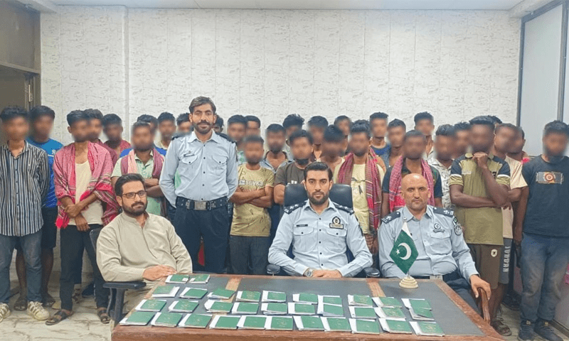 22 جولائی کو بھی 20 بنگلہ دیشی شہریوں کو گرفتار کیا گیا تھا — فوٹو: ڈان 22 جولائی کو بھی 20 بنگلہ دیشی شہریوں کو گرفتار کیا گیا تھا — فوٹو: ڈان