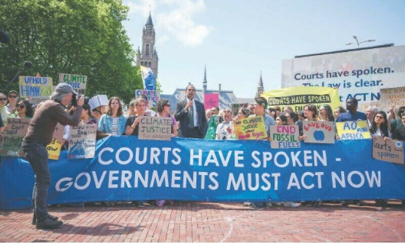 ماہرینِ قانون کا کہنا ہے کہ دی ہیگ میں عالمی عدالت کے 15 ججز کی مشاورت قانونی اور سیاسی اہمیت رکھتی ہے — فوٹو: اے ایف پی ماہرینِ قانون کا کہنا ہے کہ دی ہیگ میں عالمی عدالت کے 15 ججز کی مشاورت قانونی اور سیاسی اہمیت رکھتی ہے — فوٹو: اے ایف پی