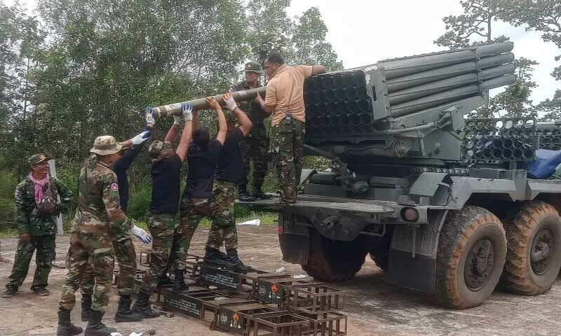 تھائی لینڈ نے کمبوڈیا کے فوجی اہداف پر حملوں کیلئے 6 ایف 16 طیارے تعینات کیے ہیں —فوٹو: اے ایف پی تھائی لینڈ نے کمبوڈیا کے فوجی اہداف پر حملوں کیلئے 6 ایف 16 طیارے تعینات کیے ہیں —فوٹو: اے ایف پی