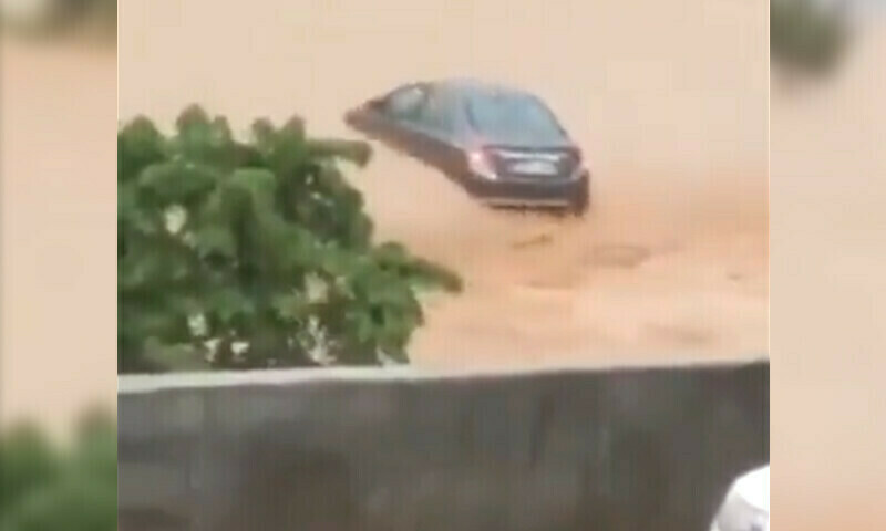 باپ بیٹی کی تلاش کے لیے ریسکیو آپریشن کے دوران گاڑی کے کچھ حصے بھی مل گئے تھے۔
— اسکرین گریب: ایکس باپ بیٹی کی تلاش کے لیے ریسکیو آپریشن کے دوران گاڑی کے کچھ حصے بھی مل گئے تھے۔
— اسکرین گریب: ایکس