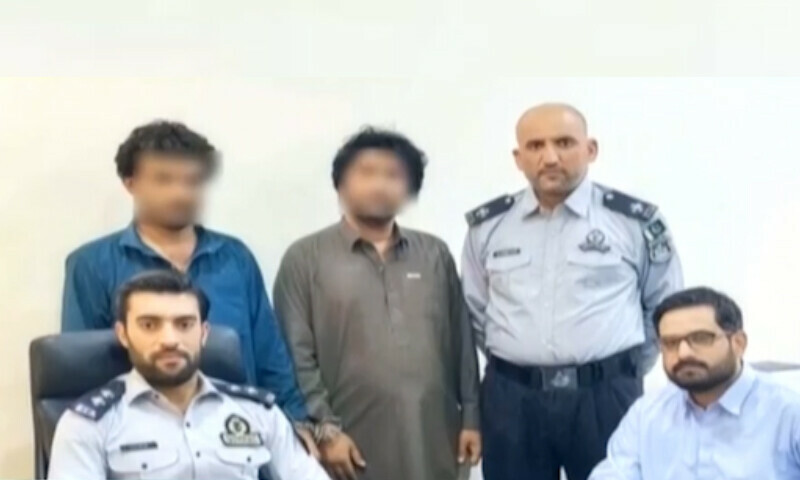 گرفتار افغان باشندے کی نشاندہی پر انسانی اسمگلر گل احمد اور عبدالرحیم کو گرفتار کیا گیا —فوٹو: ڈان نیوز گرفتار افغان باشندے کی نشاندہی پر انسانی اسمگلر گل احمد اور عبدالرحیم کو گرفتار کیا گیا —فوٹو: ڈان نیوز