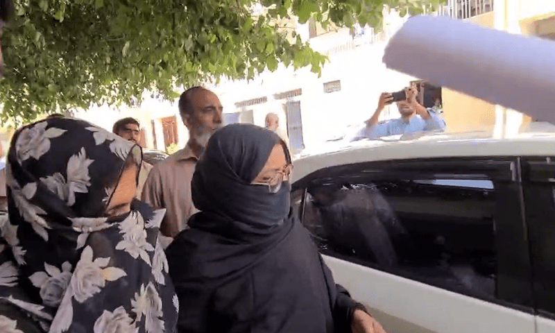 مقتولہ بانو بی بی کی والدہ کو پولیس ریمانڈ کی تکمیل پر انسداد دہشتگردی کی عدالت میں پیش کیا گیا — فائل فوٹو: ڈان نیوز مقتولہ بانو بی بی کی والدہ کو پولیس ریمانڈ کی تکمیل پر انسداد دہشتگردی کی عدالت میں پیش کیا گیا — فائل فوٹو: ڈان نیوز