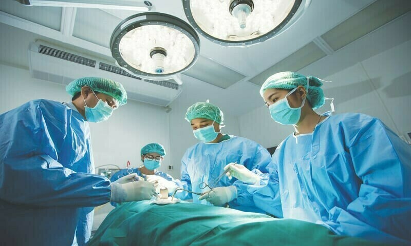 نجی ہسپتال 15 سال سے چل رہا ہے، کئی بار سیل کیا گیا، مگر معمولی جرمانہ لیکر کھول دیا جاتا تھا۔
—فائل فوٹو: ڈان نجی ہسپتال 15 سال سے چل رہا ہے، کئی بار سیل کیا گیا، مگر معمولی جرمانہ لیکر کھول دیا جاتا تھا۔
—فائل فوٹو: ڈان