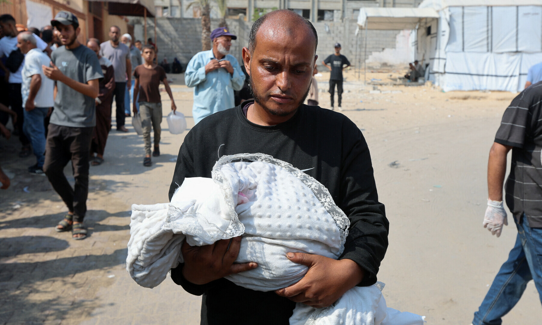  Ahmed Abu Haleeb, the father of Palestinian baby Zainab Abu Haleeb, who died due to malnutrition, holds her body in Khan Younis, southern Gaza Strip on July 26, 2025. — Reuters/Ramadan Abed 