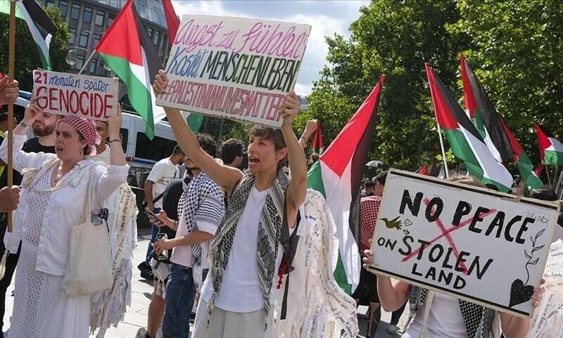 جرمنی اور یورپ کے دیگر حصوں میں فلسطین کے حق میں مظاہرے عام ہو گئے ہیں — فوٹو: انادولو جرمنی اور یورپ کے دیگر حصوں میں فلسطین کے حق میں مظاہرے عام ہو گئے ہیں — فوٹو: انادولو