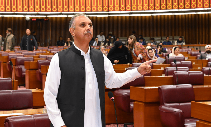 جسٹس اعجاز انور اور جسٹس خورشید اقبال نے اپوزیشن لیڈر کی درخواست پر سماعت کی — فائل فوٹو: ڈان جسٹس اعجاز انور اور جسٹس خورشید اقبال نے اپوزیشن لیڈر کی درخواست پر سماعت کی — فائل فوٹو: ڈان