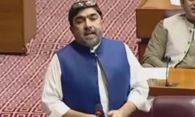 عبداللطیف چترالی کی نااہلی کیلئے شہری نے الیکشن کمیشن میں درخواست دائر کر رکھی ہے۔
—فائل فوٹو: قومی اسمبلی/ٹی وی عبداللطیف چترالی کی نااہلی کیلئے شہری نے الیکشن کمیشن میں درخواست دائر کر رکھی ہے۔
—فائل فوٹو: قومی اسمبلی/ٹی وی