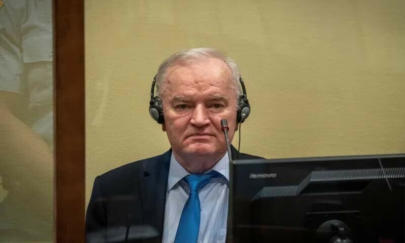 جولائی 1995 میں بوسنیائی سرب افواج نے سربرینیتسا میں 8 ہزار مسلمانوں کو قتل کر دیا تھا — فائل فوٹو: رائٹرز جولائی 1995 میں بوسنیائی سرب افواج نے سربرینیتسا میں 8 ہزار مسلمانوں کو قتل کر دیا تھا — فائل فوٹو: رائٹرز