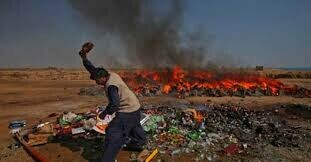 کلکٹر کسٹمز معین الدین وانی نے کہا کہ اسمگلنگ کے خلاف بھرپور کارروائیاں جاری رہیں گی۔
—فائل فوٹو: ڈان نیوز کلکٹر کسٹمز معین الدین وانی نے کہا کہ اسمگلنگ کے خلاف بھرپور کارروائیاں جاری رہیں گی۔
—فائل فوٹو: ڈان نیوز